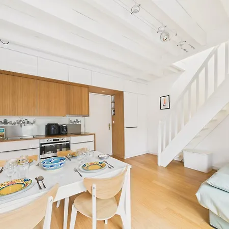 Pour 4, Piscine, A 150 M *