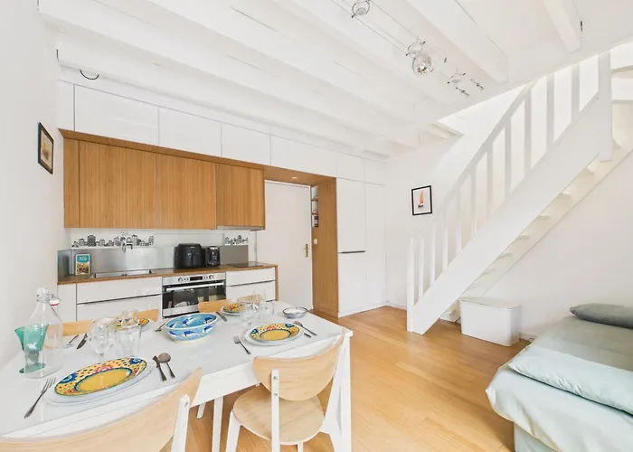 Pour 4, Piscine, A 150 M *